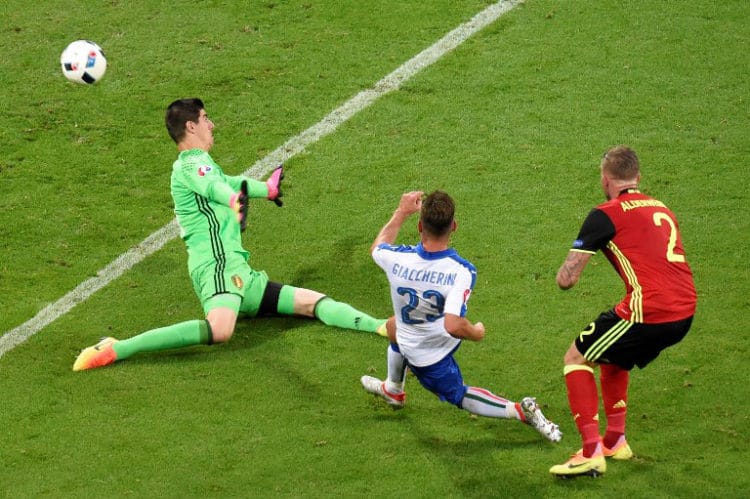 Italiens Emanuele Giaccherini zum 1:0 - Thibaut Courtois kann nicht reagieren! / AFP PHOTO / JEAN-PHILIPPE KSIAZEK