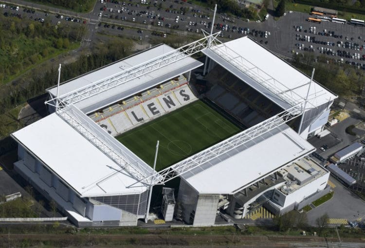 Das EM-Fussballstadion von Lens "Bollaert-Delelis". / AFP PHOTO / EUROLUFTBILD / Robert Grahn