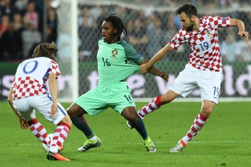 Portugal's Mittelfeldspieler Renato Sanches mit Luka Modric (L) und Milan Badelj / AFP PHOTO / FRANCISCO LEONG