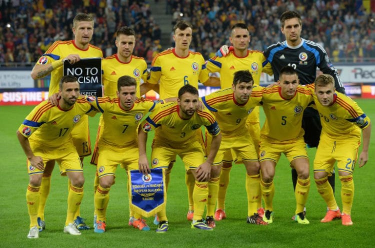 Fußballnationalmannschaft von Rumänien beim Euro 2016 Gruppe F qualifying football gegen Ungarn in Bucharestam 11.Oktober 2014 (front row, L-R): Alexandru Chipciu, Razvan Rat, Raul Rusescu, Ovidiu Hoban und Alexandru Maxim; (row behind, L-R): Dorin Goian, Doru Pintilii, Vlad Chiriches, Dragos Grigore und Torwart Ciprian Tatarusanu. AFP PHOTO / DANIEL MIHAILESCU