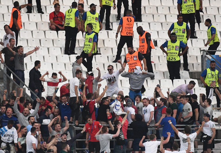 Russlands Hooligans stürmen bei der EM 2016 den englischen Block