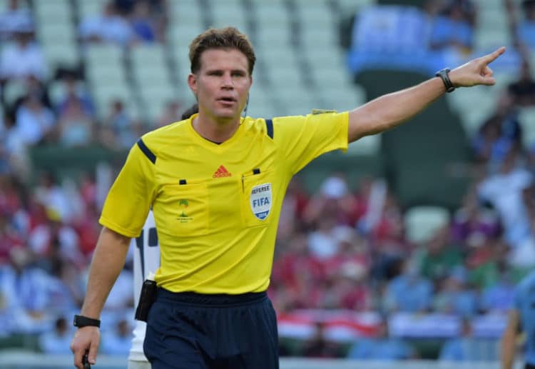 Schiedsrichter Felix Brych beim Gruppe D Vorrundenspiel zwischen Uruguay und Costa Rica bei der WM 2014. AFP PHOTO / GABRIEL BOUYS