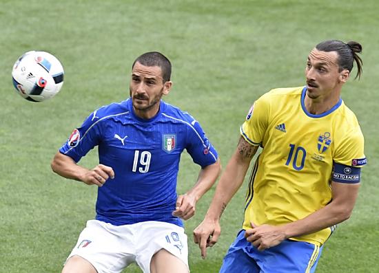 Schweden - Italien. Ibrahimovic ist hoch aktiv