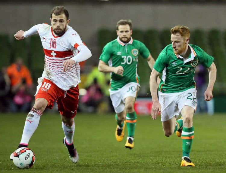 Schweizer Nationalspieler Admir Mehmedi (L) am Ball mit dem irlandischen Mittelfelspieler Stephen Quinn beim Länderspiel Ireland gegen Schweiz in Dublin am 25.März.2016. / AFP / PAUL FAITH