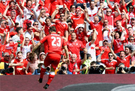 Der Schweizer Xherdan Shaqiri schießt gegen Polen kurz vor Ende