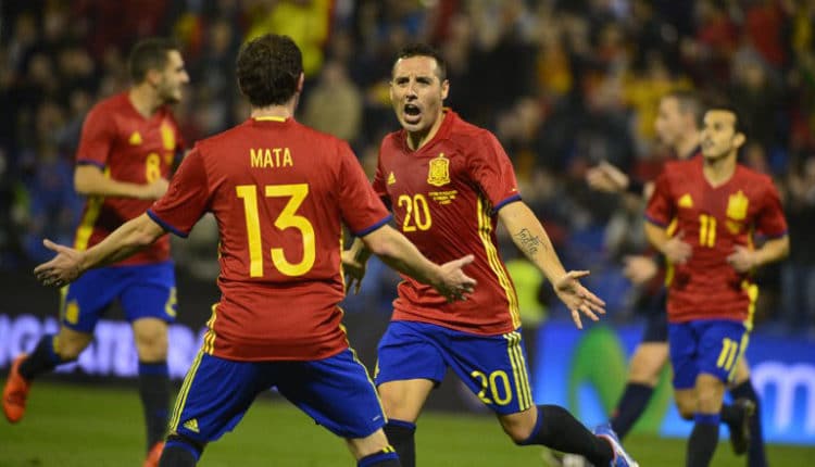 Spaniens Nationalspieler Santi Cazorla (R) freut sich im neuen Spanien Heimtrikot 2016 am 13.November 2015.   AFP PHOTO/ JOSE JORDAN / AFP / JOSE JORDAN