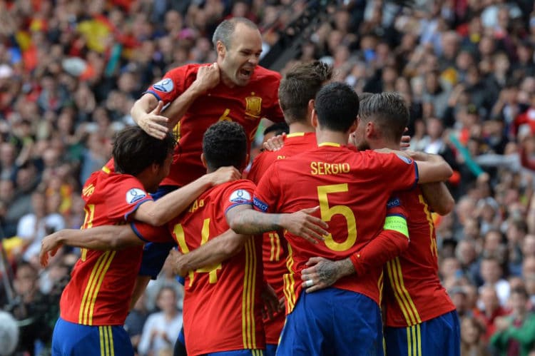 Spaniens Spieler jubeln, nachdem Gerard Pique gegen Tschechien getroffen hat. / AFP PHOTO / NICOLAS TUCAT