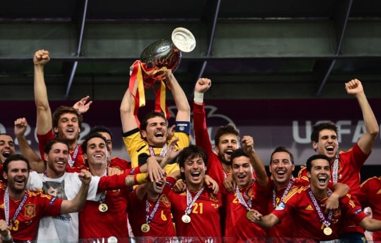 Der spanische Torhüter Iker Casillas hält den Pokal in der Hand, während er mit seinen Mannschaftskameraden nach dem Sieg im Endspiel der Fußball-Europameisterschaft 2012 zwischen Spanien und Italien am 1. Juli 2012 im Olympiastadion in Kiew feiert. Spanien hat 4:0 gewonnen. AFP PHOTO / GIUSEPPE CACACE / AFP / GIUSEPPE CACACE