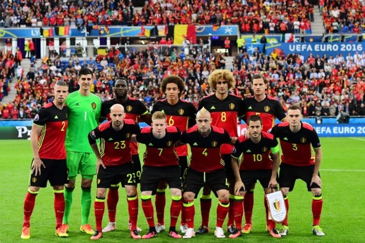 (FromL,top) Belgium's defender Toby Alderweireld, Belgium's goalkeeper Thibaut Courtois, Belgium's forward Romelu Lukaku, Belgium's midfielder Axel Witsel, Belgium's midfielder Marouane Fellaini and Belgium's defender Jan Vertonghen (down Belgium's defender Laurent Ciman, Belgium's midfielder Kevin De Bruyne, Belgium's midfielder Radja Nianggolan, Belgium's forward Eden Hazard and Belgium's defender Thomas Vermaelen pose before the Euro 2016 group E football match between Belgium and Italy at the Parc Olympique Lyonnais stadium in Lyon on June 13, 2016. / AFP PHOTO / EMMANUEL DUNAND