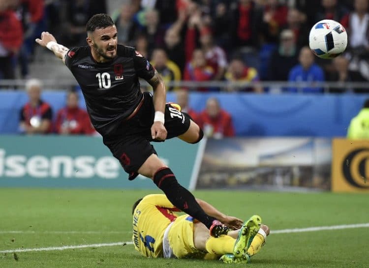 Albania's Stürmer Armando Sadiku (links) erzielt das 1:0 für Albanien. / AFP PHOTO / jeff pachoud