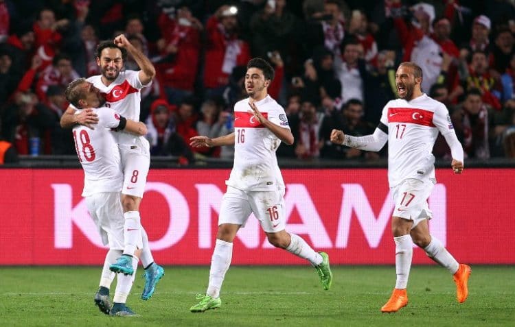 Turkey's Selcuk Inan (2nd L) celebrates with teammates after scoring the 0-1 from the penalty spot during the Euro 2016 Group A qualifying football match between Czech Republic and Turkey in Prague on October 10, 2015. AFP PHOTO / MILAN KAMMERMAYER