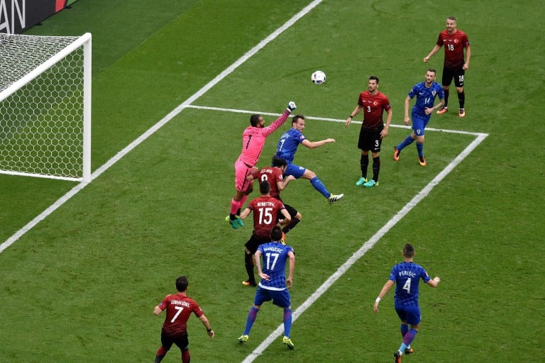 Türkeis Torwart Volkan Babacan in Aktion und immer wieder in Bedrängnis. / AFP PHOTO / PHILIPPE LOPEZ