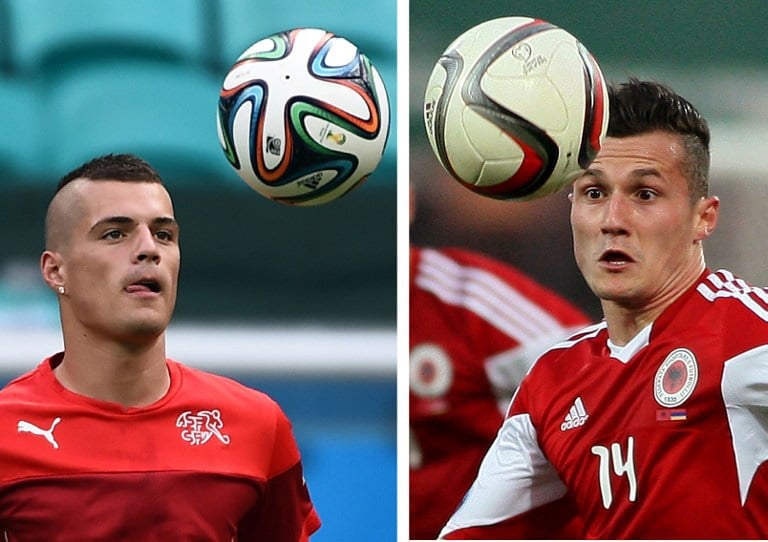 Das Schweiz-albanischer Brüderpaar: Granit Xhaka spielt für die Schweiz, Taulant Xhaka (R) für Albanien. / AFP PHOTO / Anne-Christine POUJOULAT AND GENT SHKULLAKU