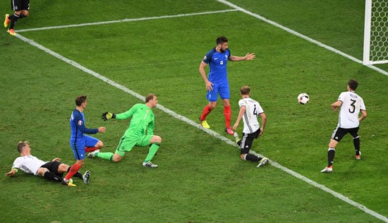 Antoine Griezmann erzielt das 2:0 - Manuel Neuer kann nur hinterher schauen. / AFP PHOTO / PASCAL GUYOT