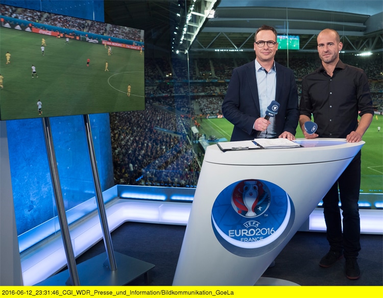 ARD Livestream *** Portugal gegen Wales heute Abend im TV anschauen - TV Übertragung: Matthias Opdenhövel (l.) und Mehmet Scholl (r.) melden sich heute wieder vor dem Halbfinalspiel zwischen Portugal und Wales in der Sportschau - Foto: ARD / WDR