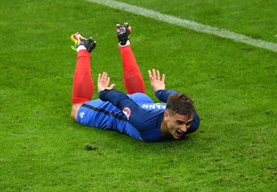 Antoine Griezmann erzielt das 4:0 gegen island im Stade de France in Saint-Denis, nahe Paris. Francisco LEONG / AFP