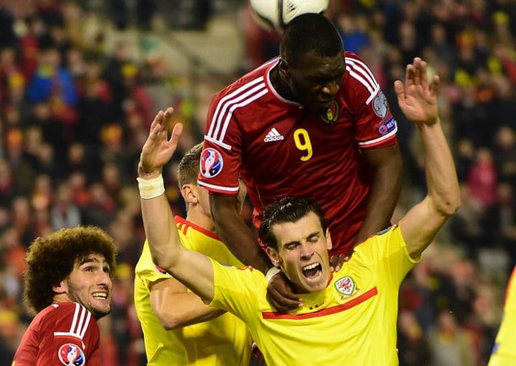 Belgiens Christian Benteke (Nr.9) gegen Wales' Gareth Bale beim Gruppe B Euro 2016 qualifying match am 16. November 2014. AFP PHOTO/Emmanuel Dunand