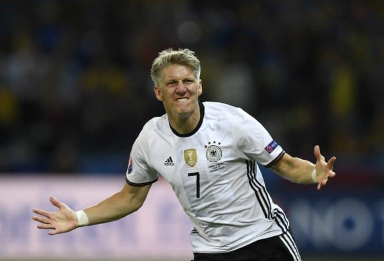 Bastian Schweinsteiger trifft zum 2:0 gegen die Ukraine am 12.Juni 2016 in der EM-Vorrunde nach Einwechselung in der 90.Spielminute. / AFP PHOTO / MARTIN BUREAU