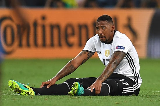 EM-Halbfinale: Jerome Boateng muss verletzt raus! Mustafi kommt für ihn! / AFP PHOTO / PATRIK STOLLARZ