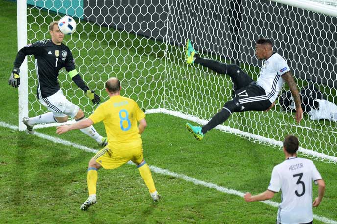 Jerome Boateng beim Länderspiel gegen die Ukraine im Stade Pierre Mauroy von Lille bei seiner Rettungsaktion am 12.Juni 2016. / AFP PHOTO / Denis CHARLET