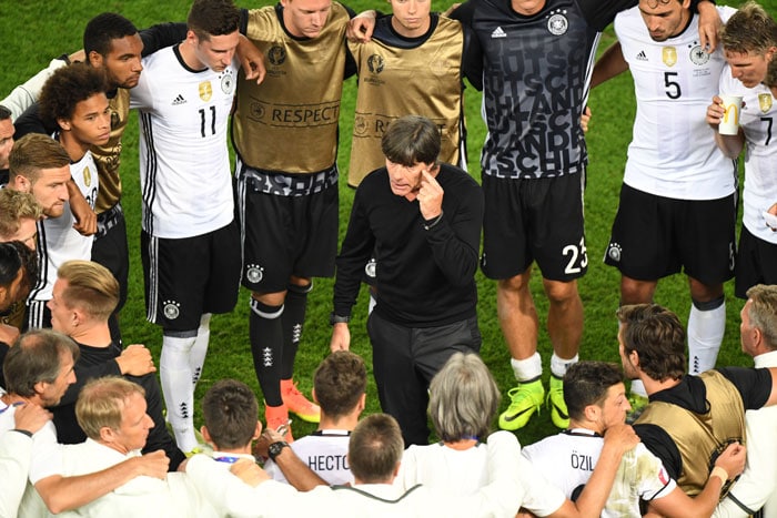 Bundestrainer Joachim Loew spricht zu seinen Spielern vor dem Elfmeterschießen gegen Italien am 2.Juli 2016. / AFP PHOTO / Mehdi FEDOUACH