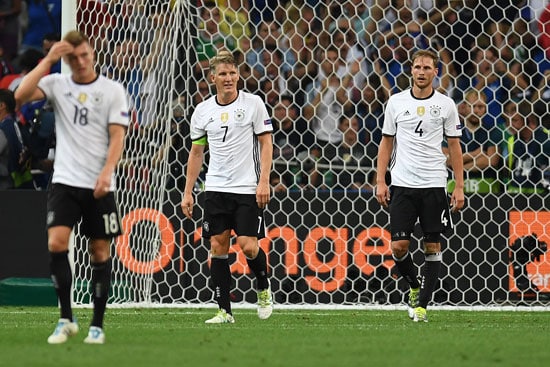 Toni Kroos, Bastian Schweinsteiger und Benedikt Hoewedes nach dem 0:2 im EM-Halbfinale im Stade Velodrome in Marseille on July 7, 2016. / AFP PHOTO / PATRIK STOLLARZ