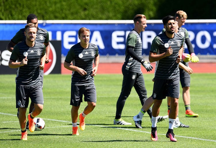 Skodran Mustafi , Mario Goetze und Emre Can im Training in Evian. / AFP PHOTO / PATRIK STOLLARZ