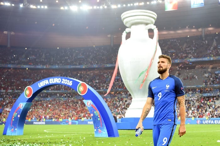 Frankreichs Stürmer Olivier Giroud enttäuscht nach dem verlorenen EM-Finale im Stade de France in Saint-Denis, nördlich von Paris am 10.Juli 2016. / AFP PHOTO / PATRIK STOLLARZ