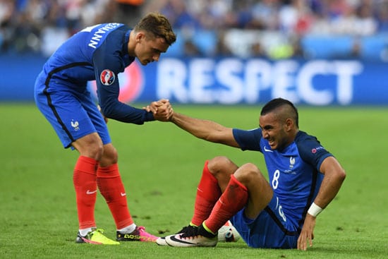 Antoine Griezmann (L) hilft Dimitri Payet auf die Beine. FRANCISCO LEONG / AFP