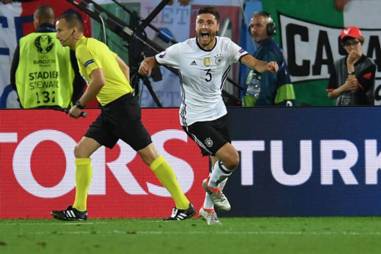 Jonas Hector feiert den Siegtreffer im Elfmeterschießen gegen Italien in Bordeaux on July 2, 2016. / AFP PHOTO / PATRIK STOLLARZ