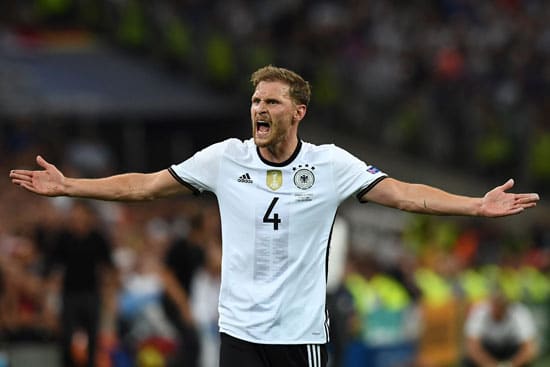 Benedikt Hoewedes reklamiert Foul / AFP PHOTO / FRANCK FIFE