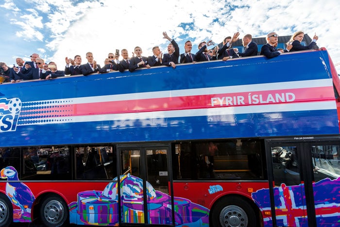 Island ist Fußball-Europameister der Herzen – Ankunft in Reykjavik - Das isländische Nationalteam in Reykjavik am 4.Juli 2016 in einem Bus, die Menschen an der Straße empfangen ihr Team / AFP PHOTO / Karl Petersson