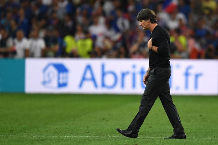 Bundestrainer Joachim Löw alleine auf der Feld nach dem 0:" gegen Frankreich im EM-Halbfinale am 07.07.2016 in Marseille. / AFP PHOTO / PATRIK STOLLARZ