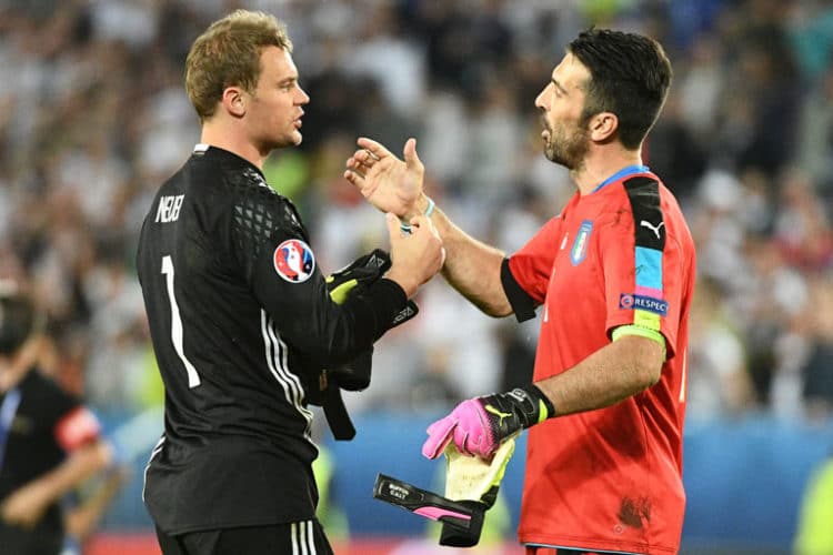 Gianluigi Buffon (gratuliert Manuel Neuer zum Gewinn des EM-Viertelfinale nach Elfmeterschießen am 2.Juli 2016. / AFP PHOTO / VINCENZO PINTO