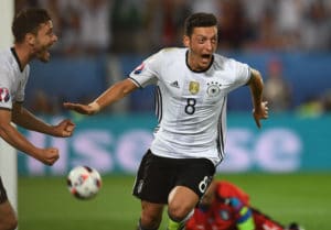 Mesut Özil erzielt das 1:0 gegen Italien! PATRIK STOLLARZ / AFP