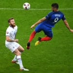 Oliver Giroud erzielt das 1:0 gegen Island, der isländische Kapitän Aron Gunnarsson kann nur zusehen und staunen (Francisco LEONG / AFP)