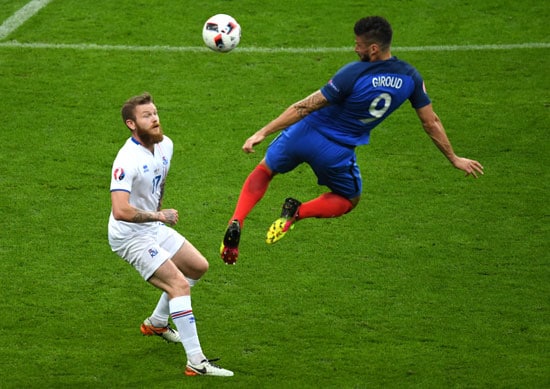 Oliver Giroud erzielt das 1:0 gegen Island, der isländische Kapitän Aron Gunnarsson kann nur zusehen und staunen (Francisco LEONG / AFP)