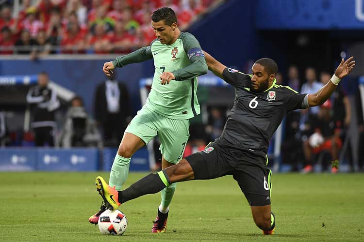 Cristiano Ronaldo und Wales' Ashley Williams beim EM-Halbfinale im Parc Olympique Lyonnais stadium in DÈcines-Charpieu, am 6.Juli 2016. / AFP PHOTO / PHILIPPE DESMAZES