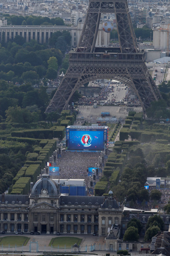 Ein Bild vom Tour Montparnasse zeigt die Gegend um den Champs de Mars beim Eifelturm am 10.Juli 2016 in Paris. / AFP PHOTO / Thomas SAMSON