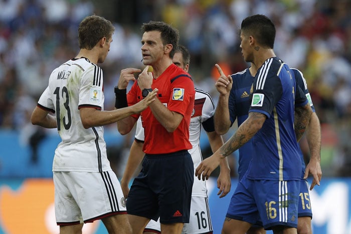 Thomas Müller diskutiert mit Schiedsrichter Nicola Rizzoli beim 2014 FIFA World Cup finale im Maracana Stadium in Rio de Janeiro, Brazil am13.Juli 2014. AFP PHOTO / ADRIAN DENNIS