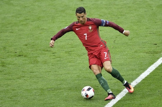 Portugal's Stürmer Cristiano Ronaldo im roten Portugaltrikot im EM-Finale im Stade de France in Saint-Denis, bei Paris / AFP PHOTO / PHILIPPE LOPEZ