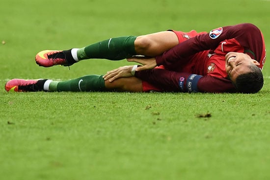 Cristiano Ronaldo wird gefoult - muss er raus? / AFP PHOTO / FRANCK FIFE