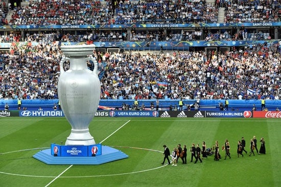 Die Schlußfeier beginnt vor dem EM-Finale Portugal gegen Frankreich im Stade de France in Saint-Denis, north of Paris, on July 10, 2016. / AFP PHOTO / PHILIPPE LOPEZ