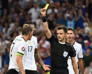 Bastian Schweinsteiger bekommt nach Handspiel im Elfer die gelbe Karte von Nicola Rizzoli - Elfmeter und somit das 1:0 für Frankreich durch Antoine Griezmann. / AFP PHOTO / ANNE-CHRISTINE POUJOULAT