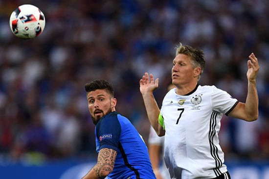 Olivier Giroud gegen Bastian Schweinsteiger / AFP PHOTO / PATRIK STOLLARZ