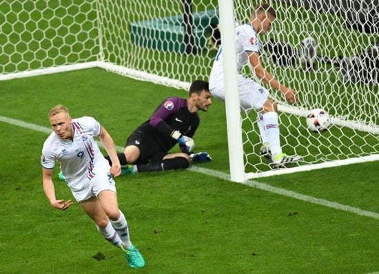 Kolbeinn Sigthorsson erzielt das 1:4 für Island gegen Frankreich in Saint-Denis, near Paris, on July 3, 2016. Francisco LEONG / AFP