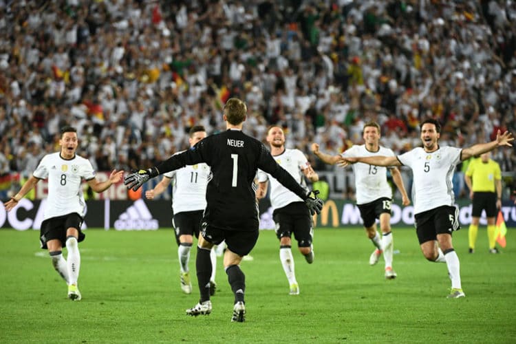 Deutschland ist im EM-Halbfinale - dank Manuel Neuer, der einen starken Auftrigg im Elfmeterschießen hinlegt! / AFP PHOTO / VINCENZO PINTO
