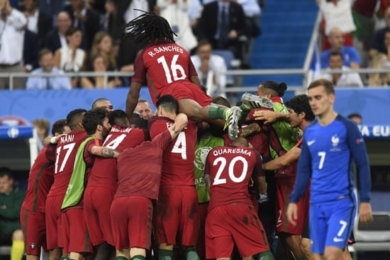 Portugal's Spieler feiern das 1:0 im EM-Finale. PHILIPPE DESMAZES / AFP