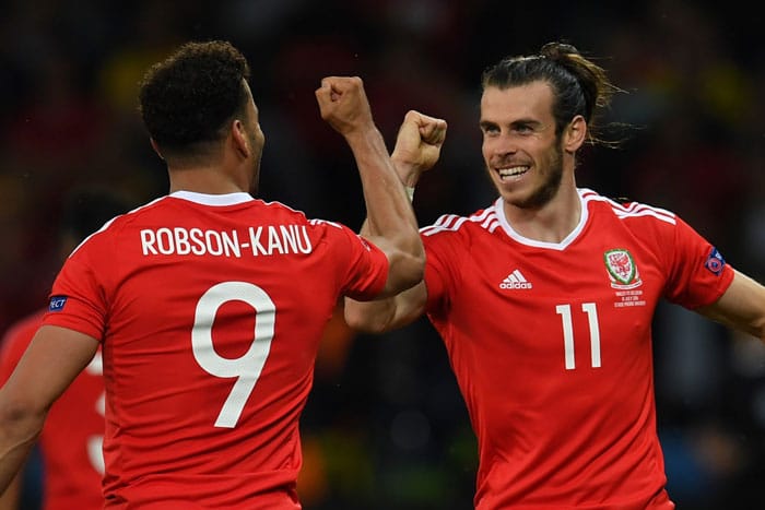 Wird Wales Europameister? Wales' Stürmer Hal Robson-Kanu (L) mit Gareth Bale (R) feiern das 2:1 gegen Belgien. PAUL ELLIS / AFP