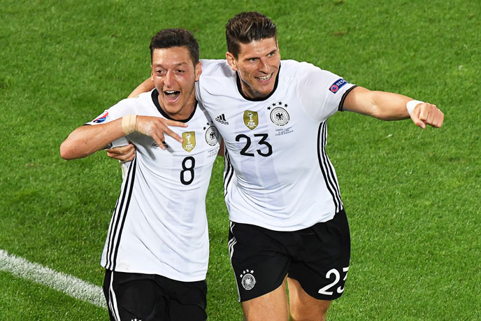 Mesut Oezil (L) und Mario Gomez feiern das Tor beim EM-2016 Viertelfinale gegen Italien. / AFP PHOTO / Mehdi FEDOUACH